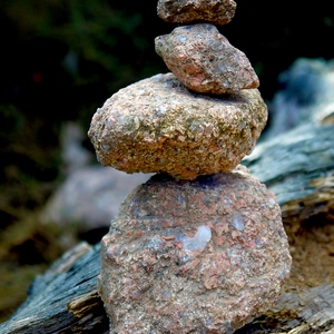 Un montage de pierres en équilibre - France  - collection de photos clin d'oeil, catégorie clindoeil